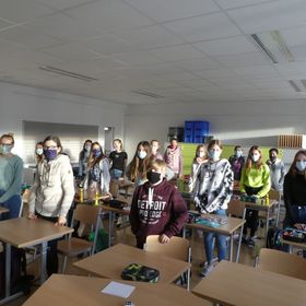 Der Mund-Nasen-Schutz begleitet uns, bis wir Platz genommen haben!