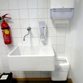 In allen Klassen gibt es nun Seifenspender und Papierhandtücher.