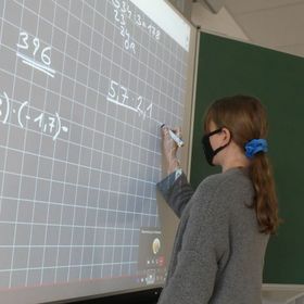 Selbst wenn wir nur zur Tafel gehen, setzen wir den MNS auf!